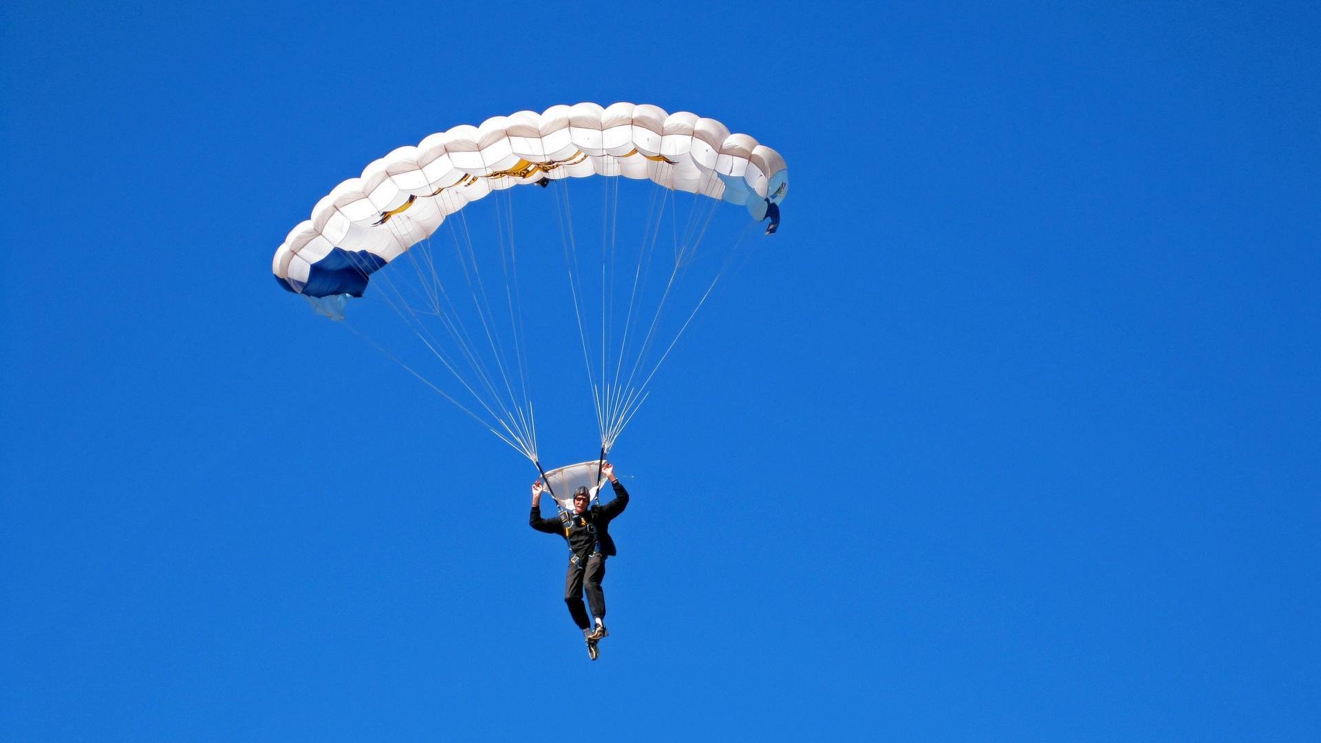 开云官网在线-海底潜水救援表演，演练救援技能展团队实力，海底潜水员视频